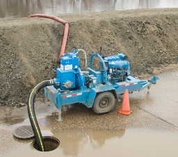 FEMA - 40660 - Protecting a dike on the Sheyenne River with a pump in Valley City, ND